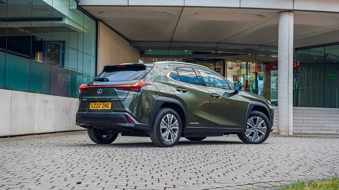 Lexus UX 300e (2023-…) задняя часть в три четверти, вид в три четверти, диагональ, экстерьер