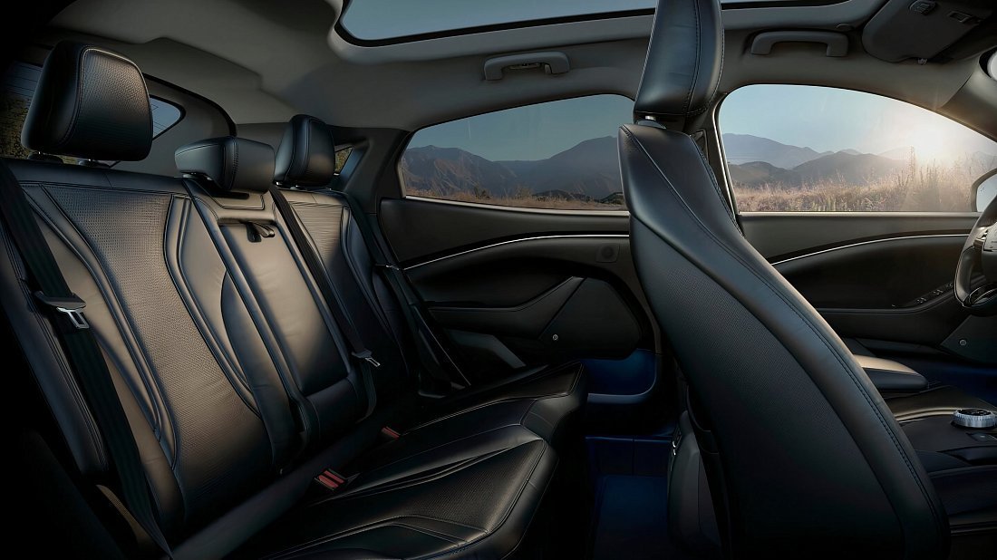 Ford Mustang Mach-E California Route 1 AWD (2022-2023) задние сиденья, пассажирские сиденья, пространство для ног, пространство над головой, интерьер