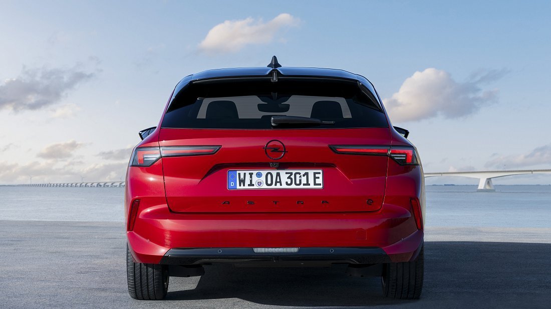 Opel Astra Electric Sports Tourer (2023-…) вид сзади, задние фонари, багажник, спойлер, эмблема, бампер, экстерьер
