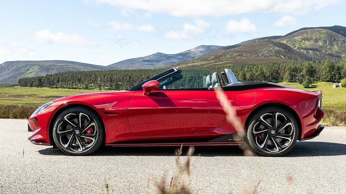 MG Cyberster GT Dual Motor (2024-...) вид сбоку, силуэт, двери, колеса, экстерьер