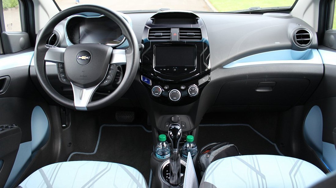 Chevrolet Spark EV 21 kWh (2013-2014) интерьер, переднее сиденье, водительское сиденье, приборная панель, рулевое колесо, информационно-развлекательная система, кокпит