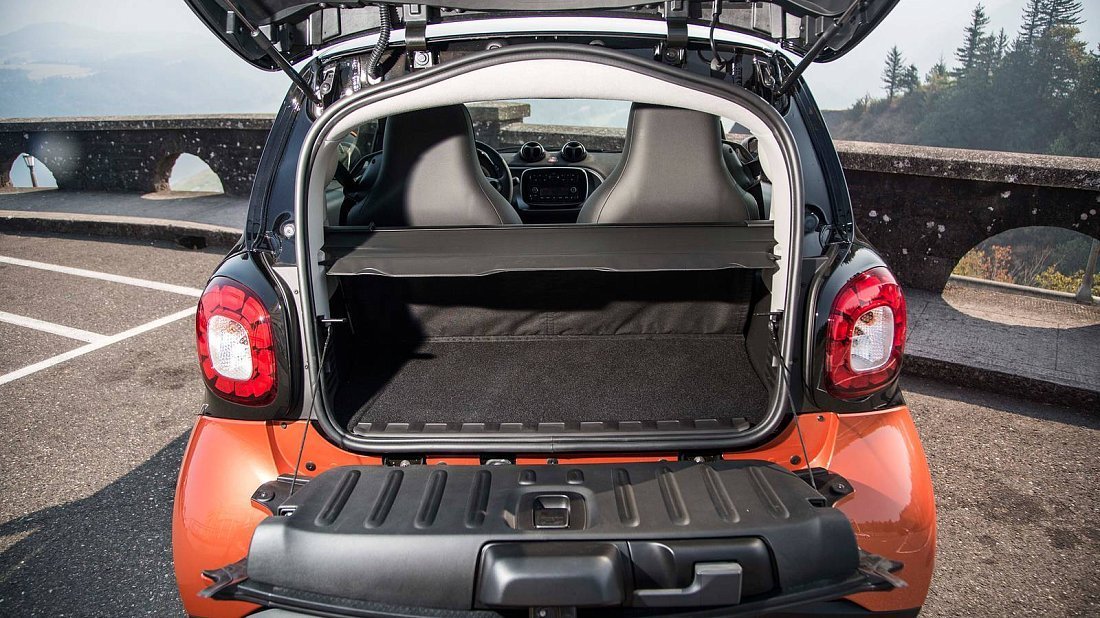 Smart EQ fortwo coupe (2017-2019) багажник, сиденья подняты, грузовое пространство, объем багажника, вместимость багажника, место для хранения