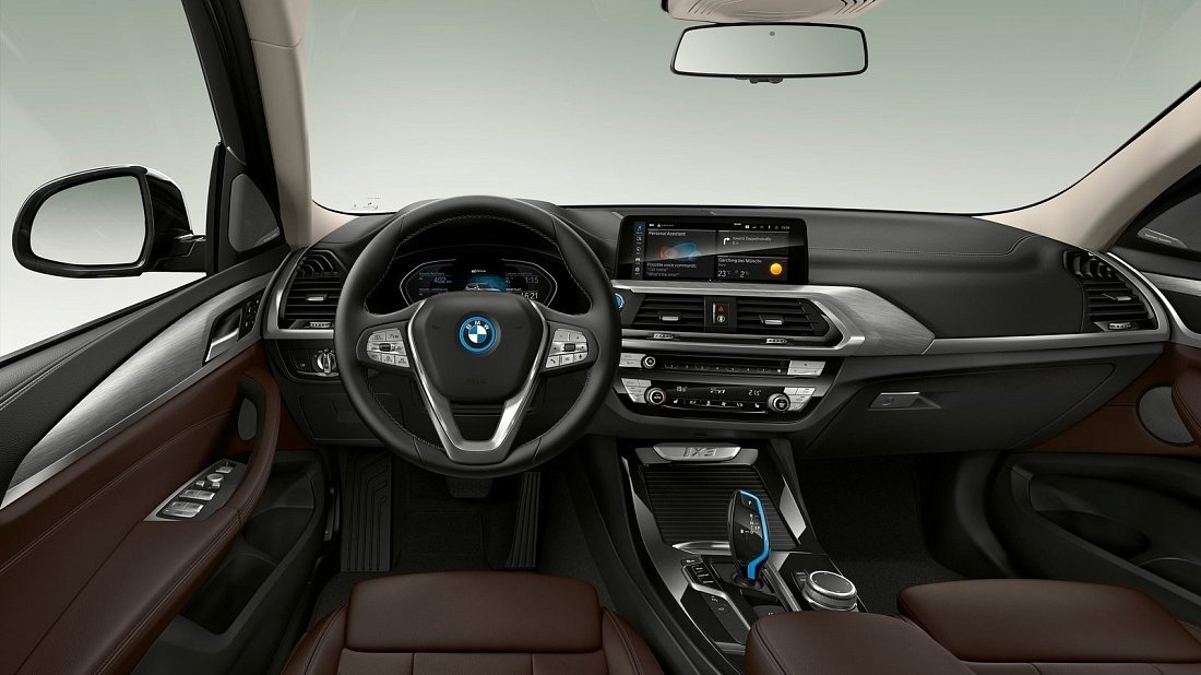 BMW iX3 Gen 1 (2020-2021) интерьер, переднее сиденье, водительское сиденье, приборная панель, рулевое колесо, информационно-развлекательная система, кокпит