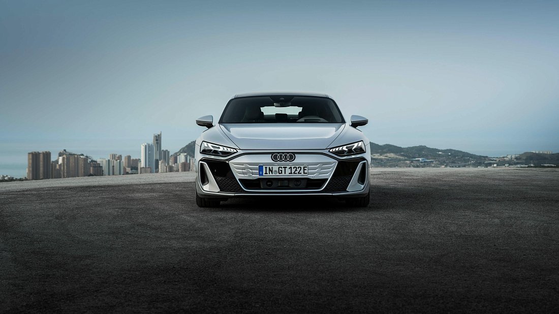 Audi e-tron GT S (2024-…) передняя часть, решетка радиатора, фары, бампер, экстерьер