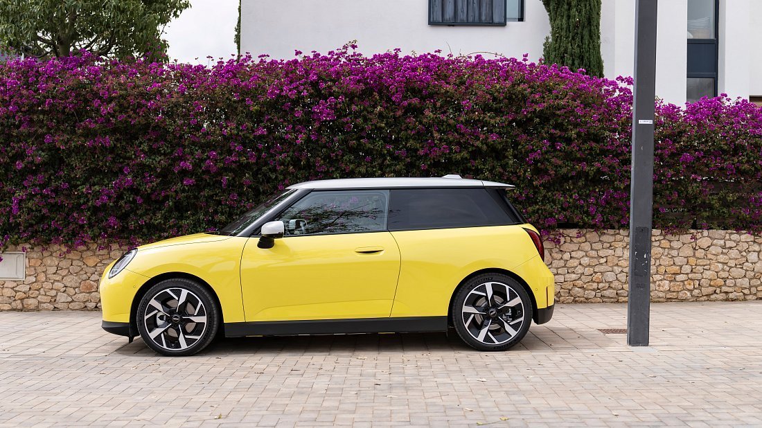 Mini Cooper E (2023-…) вид сбоку, силуэт, двери, колеса, экстерьер