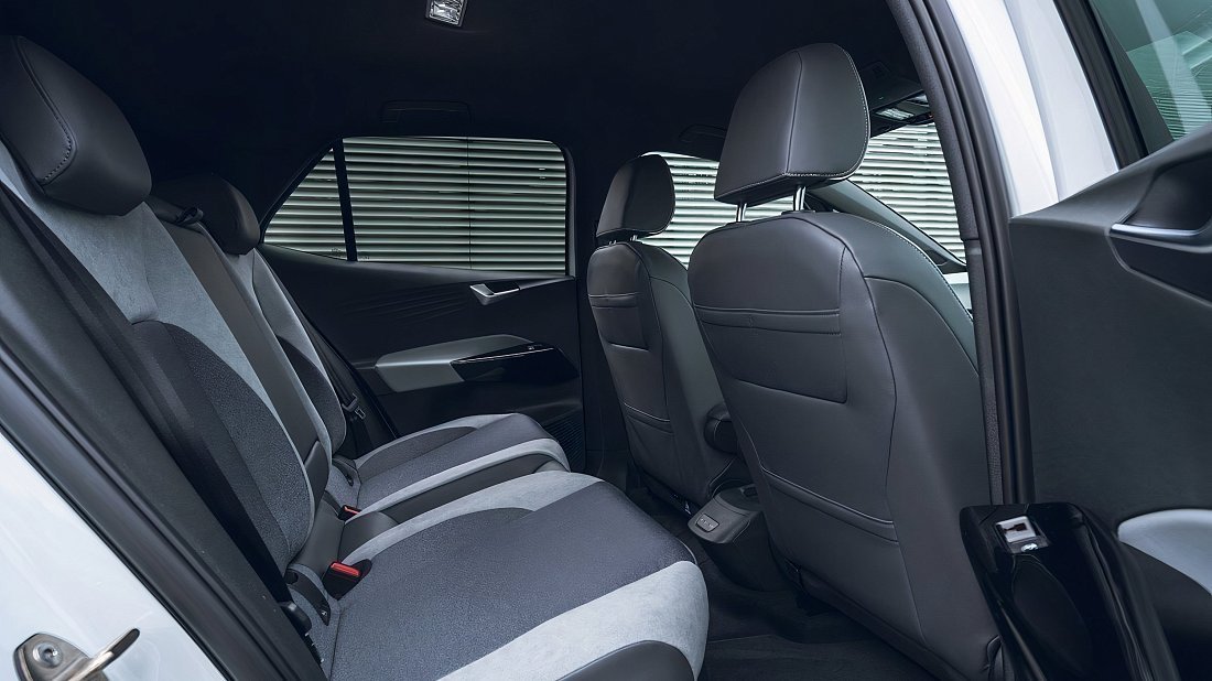 Volkswagen ID.3 Pro Performance (2020-2023) задние сиденья, пассажирские сиденья, пространство для ног, пространство над головой, интерьер