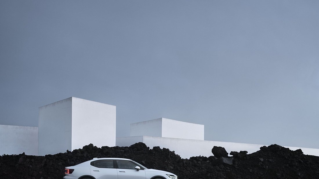 Polestar 2 Standard Range Single Motor (2022-2023) вид сбоку, силуэт, двери, колеса, экстерьер