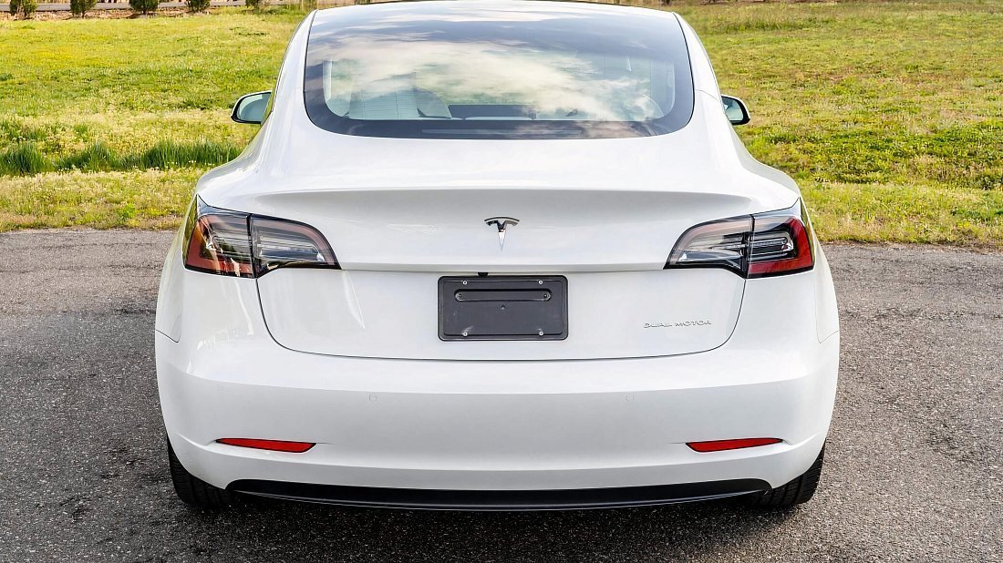 Tesla Model 3 Mid Range (2018-2020) вид сзади, задние фонари, багажник, спойлер, эмблема, бампер, экстерьер