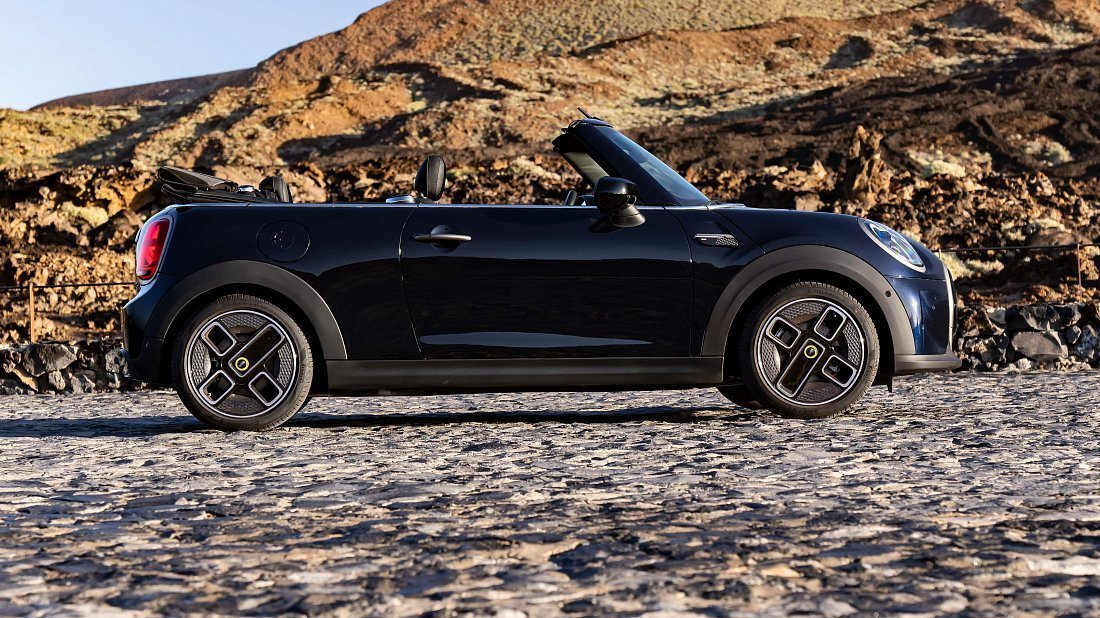 Mini Cooper SE Convertible (2023-2024) вид сбоку, силуэт, двери, колеса, экстерьер