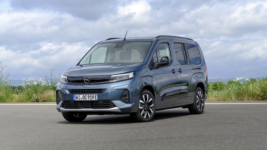 Opel Combo Electric Life XL 52 kWh (2024-...) вид спереди, спереди сбоку, по диагонали, экстерьер