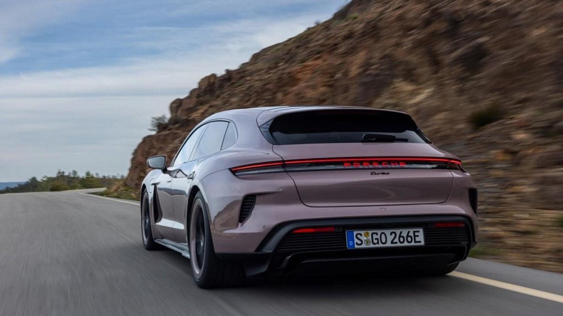 Porsche Taycan 4S Sport Turismo (2024-…) вид сзади, задние фонари, багажник, спойлер, эмблема, бампер, экстерьер