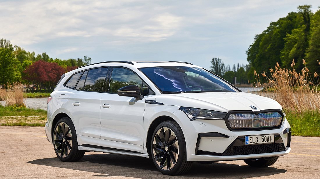 Škoda Enyaq iV 80 (2021-2023) вид спереди, спереди сбоку, по диагонали, экстерьер