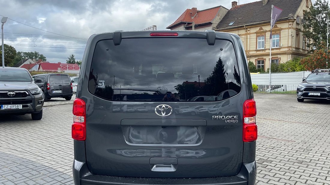 Фото Toyota Proace Verso Electric L2 75 kWh (2024-...) вид сзади, задние фонари