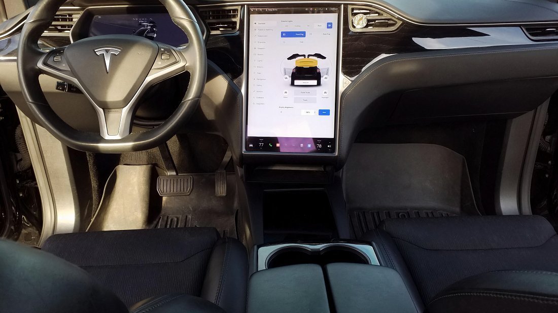 Tesla Model X 100D (2017-2019) интерьер, переднее сиденье, водительское сиденье, приборная панель, рулевое колесо, информационно-развлекательная система, кокпит