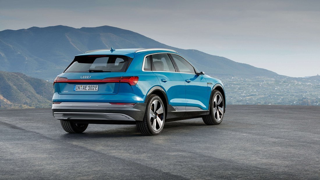 Audi e-tron 55 quattro (2019-2022) задняя часть в три четверти, вид в три четверти, диагональ, экстерьер
