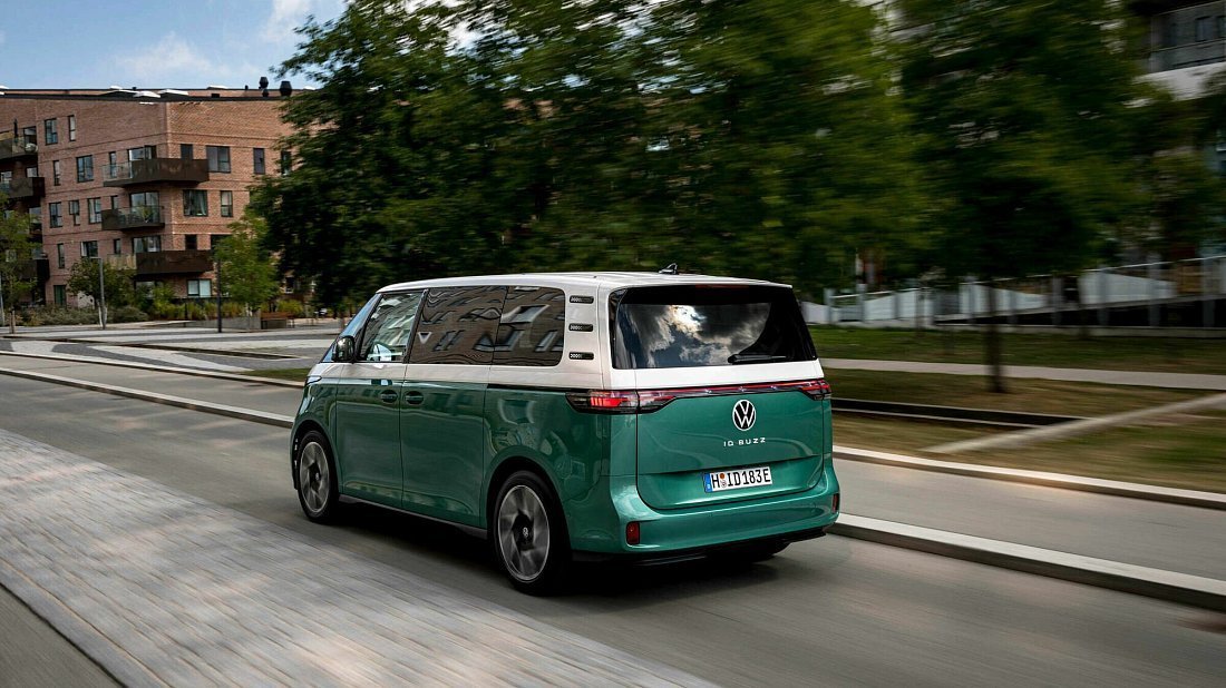 Volkswagen ID.Buzz Long Pro S 4MOTION (2024-…) задняя часть в три четверти, вид в три четверти, диагональ, экстерьер
