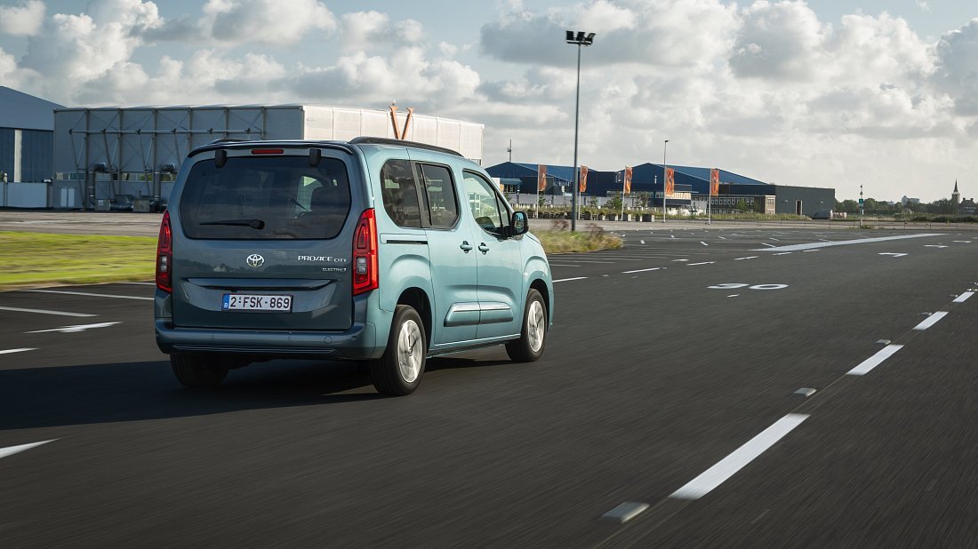 Фото Toyota Proace City Verso Electric L1 52 kWh (2024-...) задняя часть под углом