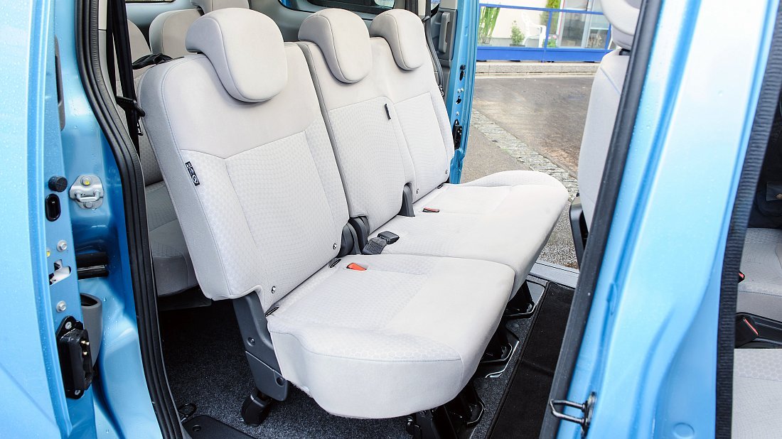 Nissan e-NV200 Evalia 24 kWh (2014-2018) задние сиденья, пассажирские сиденья, пространство для ног, пространство над головой, интерьер