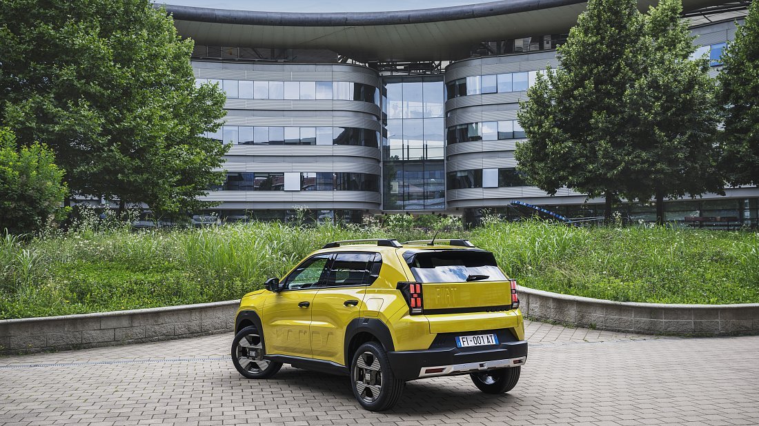 Fiat Grande Panda (2024-...) задняя часть в три четверти, вид в три четверти, диагональ, экстерьер