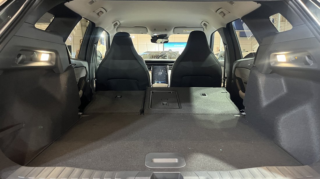 Ford Explorer EV Standard Range RWD (2024-…) багажник, увеличенный объем, сиденья сложены, максимальный объем, максимальный груз, максимальная вместимость, максимальное пространство для хранения