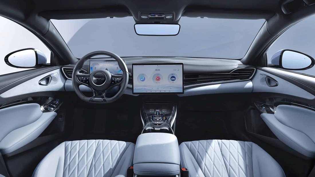 BYD Seal Comfort RWD (2025-…) интерьер, переднее сиденье, водительское сиденье, приборная панель, рулевое колесо, информационно-развлекательная система, кокпит