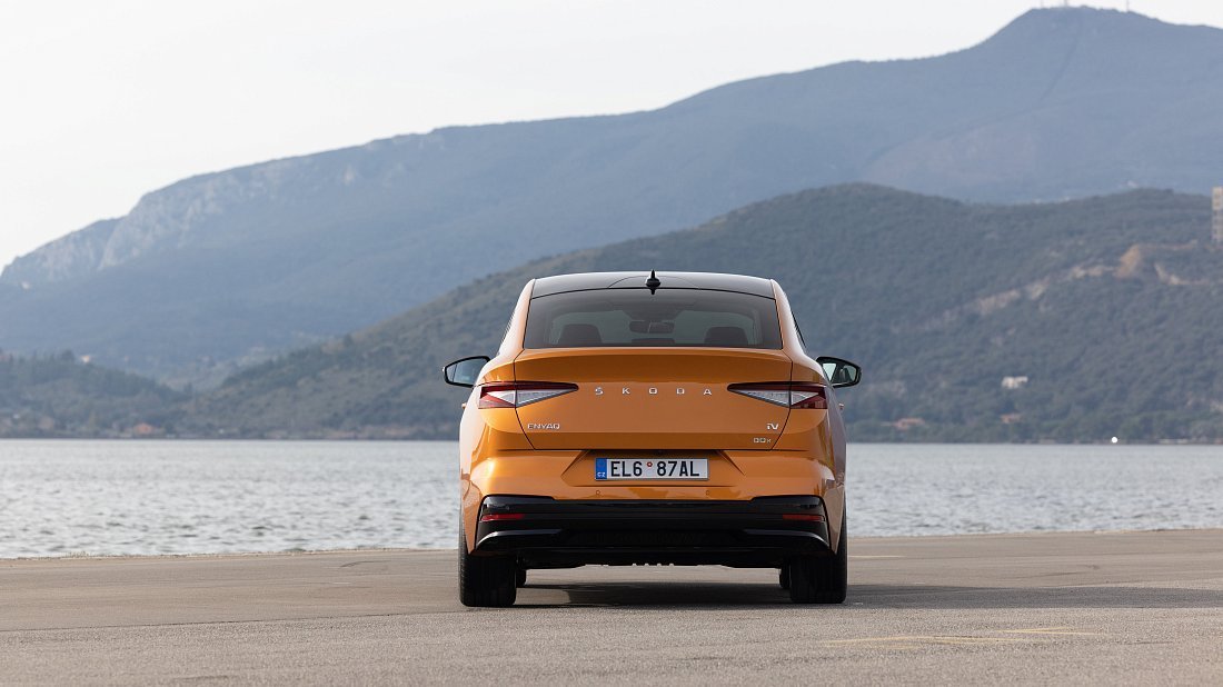Škoda Enyaq Coupe 85 (2023-2025) вид сзади, задние фонари, багажник, спойлер, эмблема, бампер, экстерьер