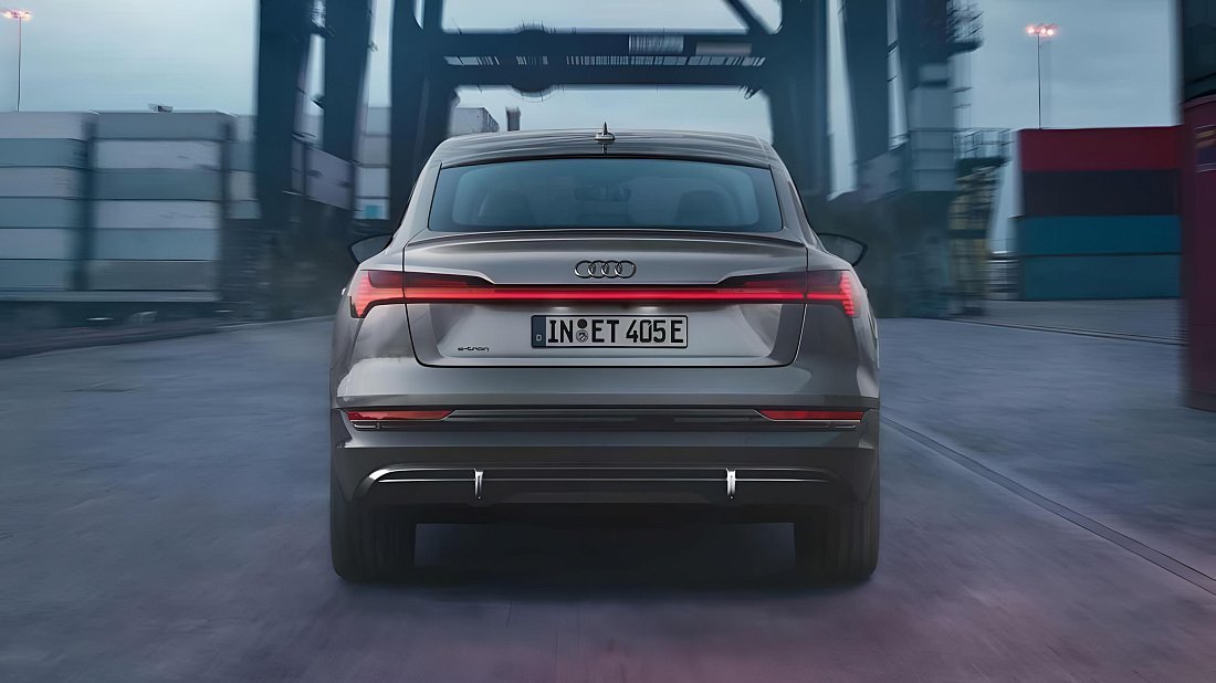 Audi e-tron Sportback 50 quattro (2020-2022) вид сзади, задние фонари, багажник, спойлер, эмблема, бампер, экстерьер