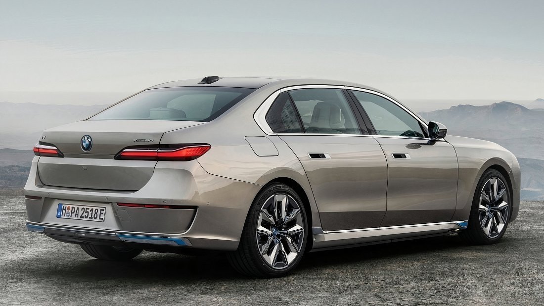 Фото BMW i7 eDrive50 (2023-…) задняя часть под углом