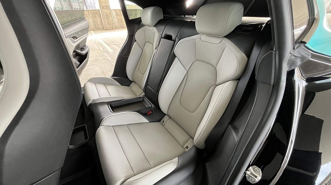 Porsche Taycan Turbo Sport Turismo (2022-2024) задние сиденья, пассажирские сиденья, пространство для ног, пространство над головой, интерьер
