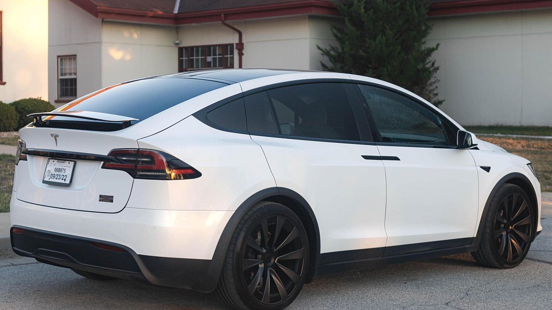 Tesla Model X Plaid (2025-…) задняя часть в три четверти, вид в три четверти, диагональ, экстерьер