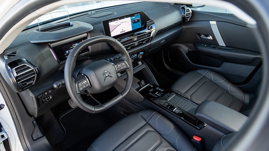 Citroën e-C4 X 54 kWh (2023-2024) интерьер, переднее сиденье, водительское сиденье, приборная панель, рулевое колесо, информационно-развлекательная система, кокпит