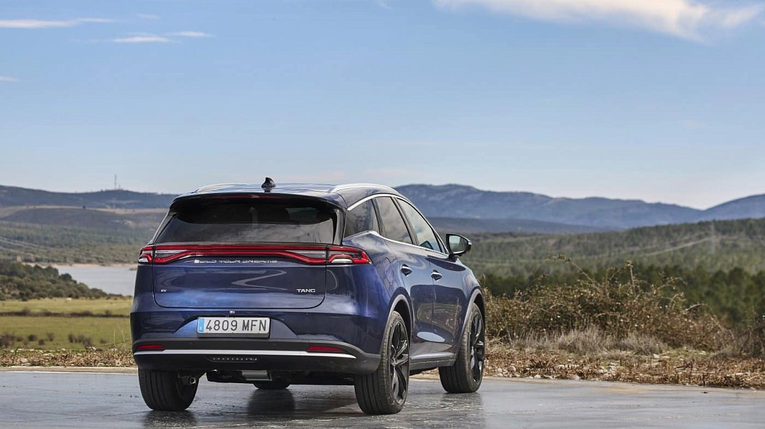 BYD Tang Flagship (2022-2024) задняя часть в три четверти, вид в три четверти, диагональ, экстерьер