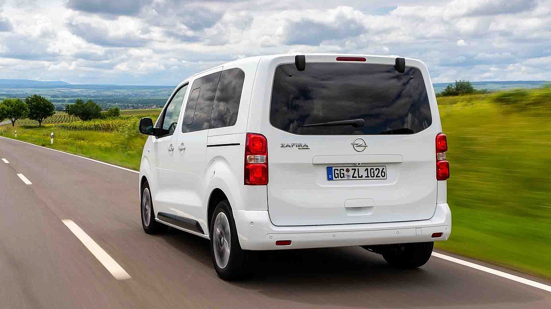 Opel Zafira Electric Life S 50 kWh (2020-2021) вид сзади, задние фонари, багажник, спойлер, эмблема, бампер, экстерьер