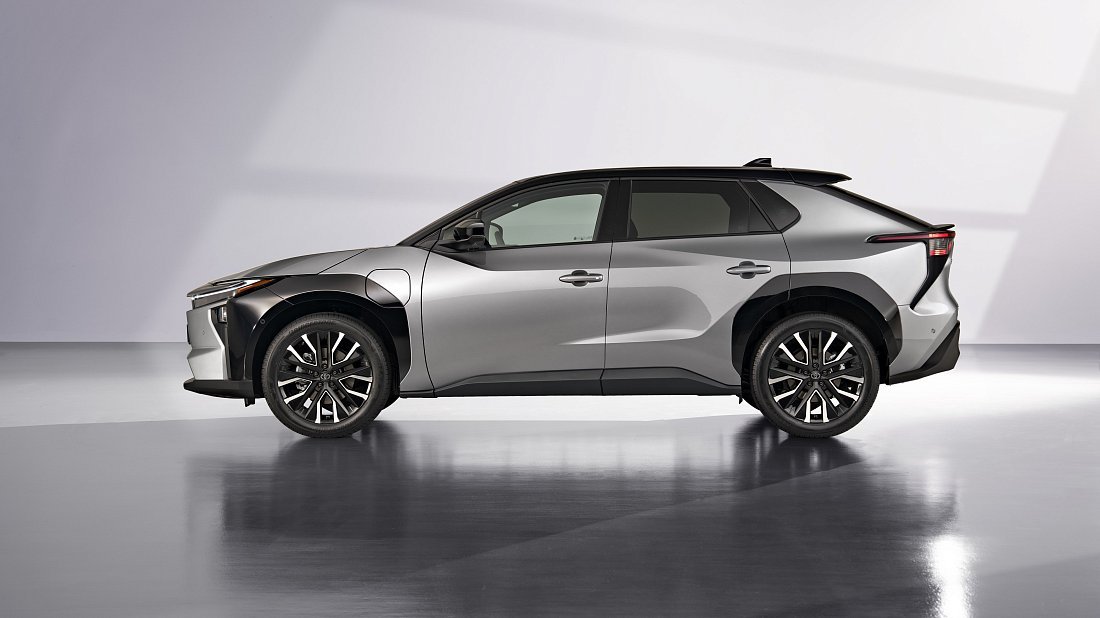 Toyota bZ4X (bZ) 57.7 kWh FWD (2025-…) вид сбоку, силуэт, двери, колеса, экстерьер