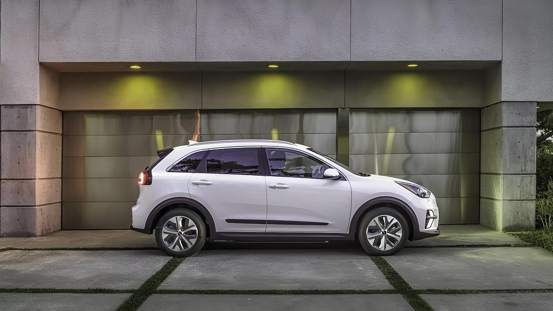 Kia Niro EV Long Range (2018-2022) вид сбоку, силуэт, двери, колеса, экстерьер