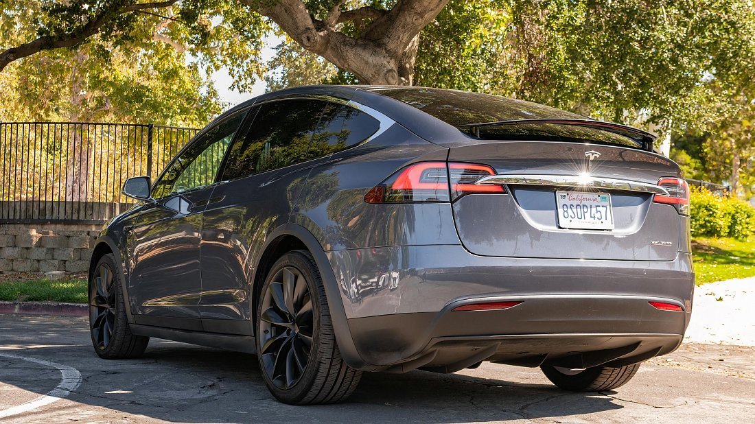 Tesla Model X P100D (2016-2019) задняя часть в три четверти, вид в три четверти, диагональ, экстерьер