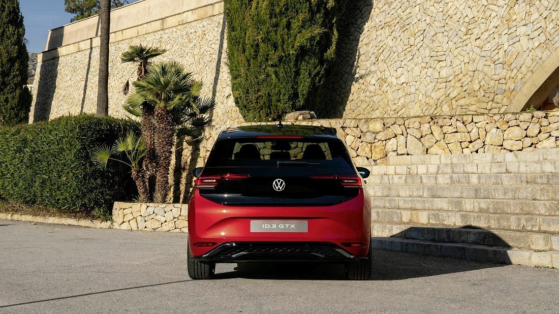 Volkswagen ID.3 GTX (2024-…) вид сзади, задние фонари, багажник, спойлер, эмблема, бампер, экстерьер