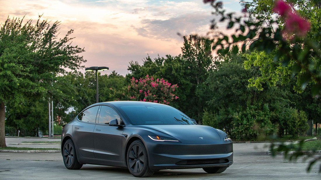 Фото Tesla Model 3 Premium RWD (2025-...) вид спереди, экстерьер