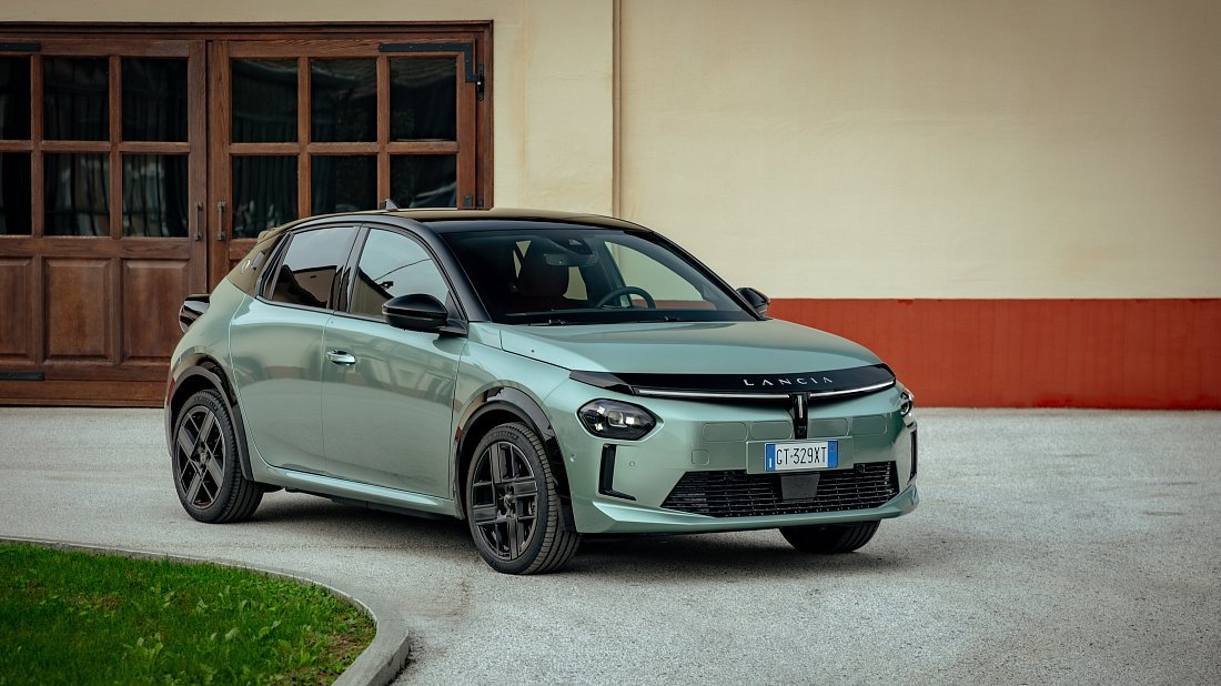 Фото Lancia Ypsilon 54 kWh (2025-...) вид спереди, экстерьер