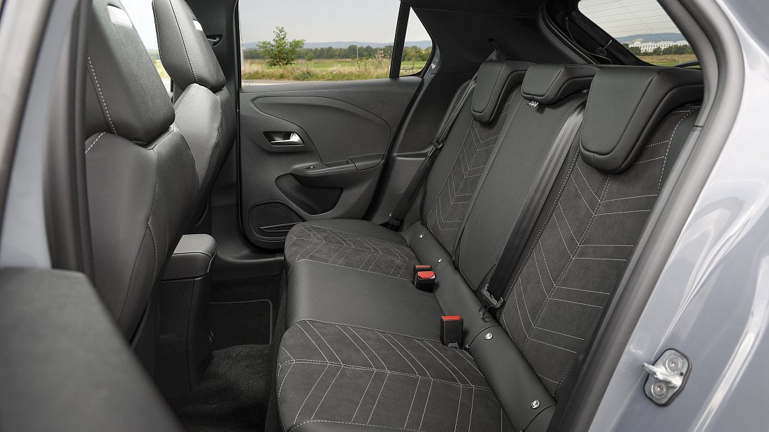 Opel Corsa Electric 50 kWh (2023-…) задние сиденья, пассажирские сиденья, пространство для ног, пространство над головой, интерьер