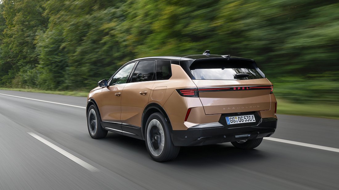 Opel Grandland Electric 82 kWh (2024-…) задняя часть в три четверти, вид в три четверти, диагональ, экстерьер
