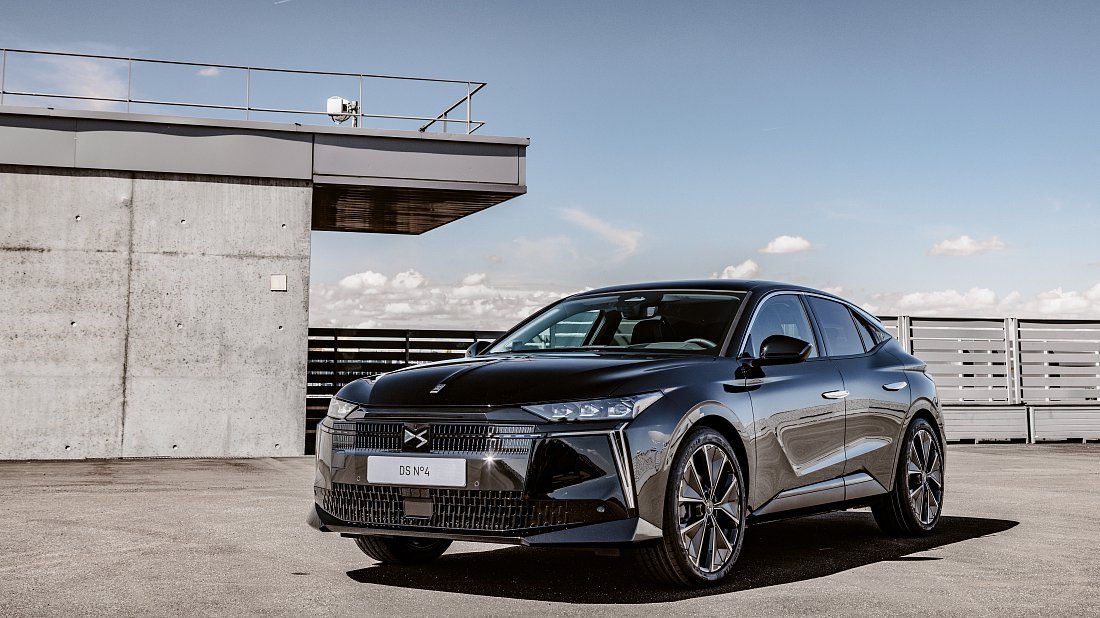 DS 4 E-Tense (2025-…) вид спереди, передняя часть в три четверти, диагональ, экстерьер