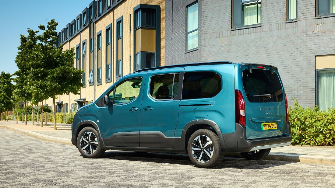 Peugeot e-Rifter XL 50 kWh (2024-...) задняя часть в три четверти, вид в три четверти, диагональ, экстерьер