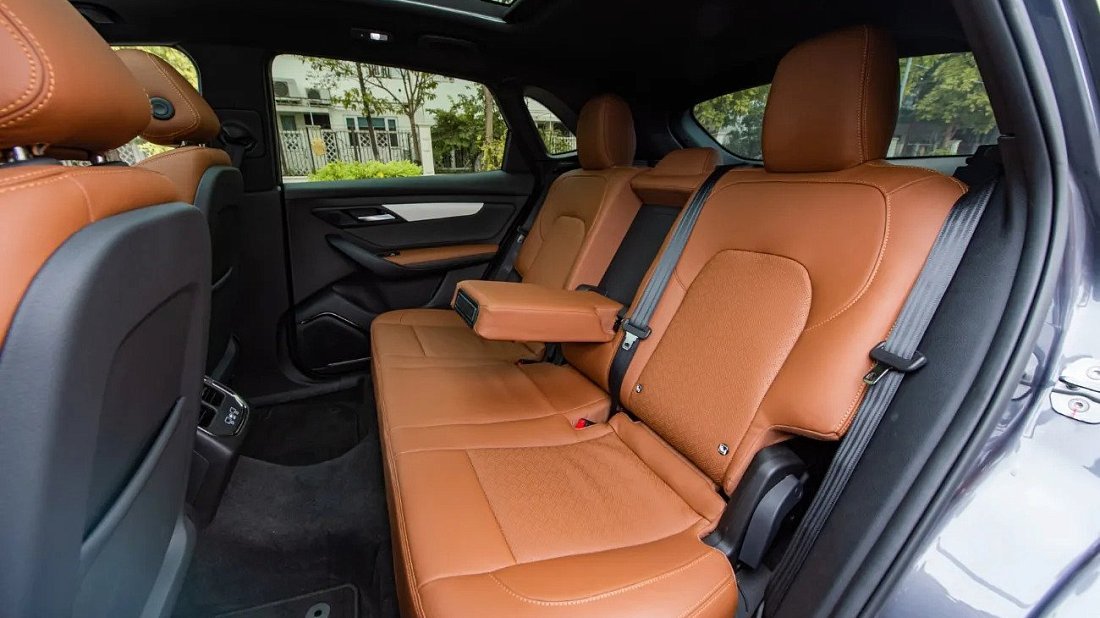 VinFast VF 8 Plus (2024-…) задние сиденья, пассажирские сиденья, пространство для ног, пространство над головой, интерьер