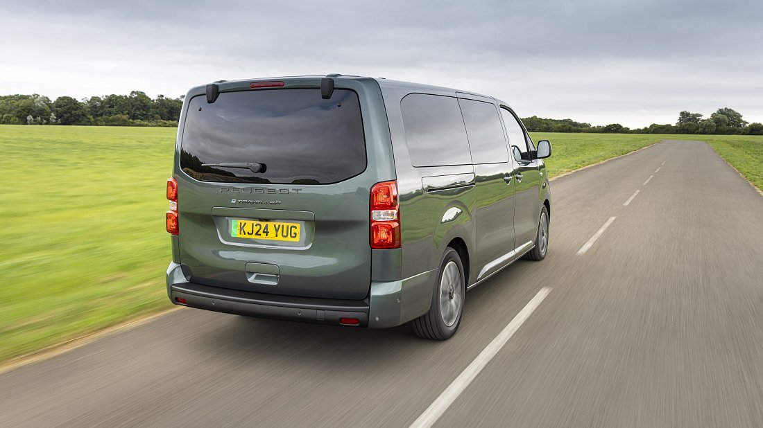 Peugeot e-Traveller L3 50 kWh (2024-...) вид сзади, задние фонари, багажник, спойлер, эмблема, бампер, экстерьер