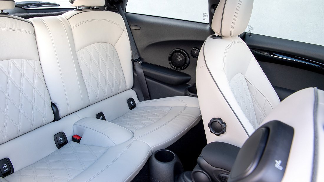 Mini Cooper SE (2021-2024) задние сиденья, пассажирские сиденья, пространство для ног, пространство над головой, интерьер