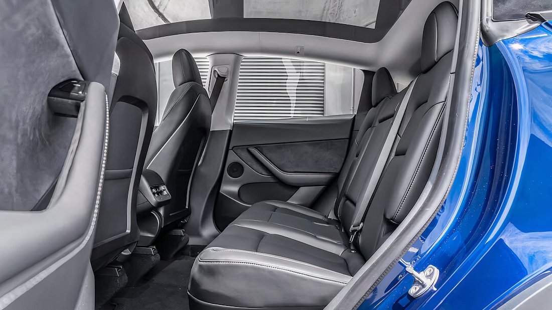 Tesla Model Y Standard Range RWD (2021-2025) задние сиденья, пассажирские сиденья, пространство для ног, пространство над головой, интерьер