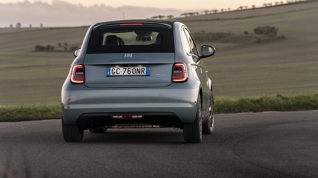 Fiat 500e Cabrio 24 kWh (2022-…) вид сзади, задние фонари, багажник, спойлер, эмблема, бампер, экстерьер