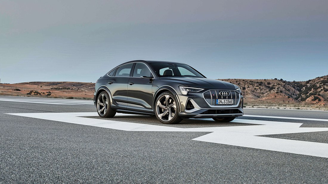 Audi e-tron Sportback S (2020-2022) вид спереди, спереди сбоку, по диагонали, экстерьер