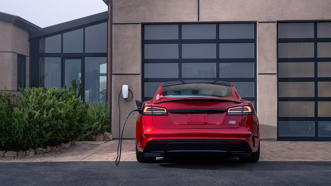 Tesla Model S Dual Motor (2025-…) вид сзади, задние фонари, багажник, спойлер, эмблема, бампер, экстерьер